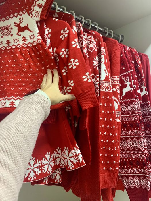 Новорічні  светри з оленями. светри з оленями для фотосесії.