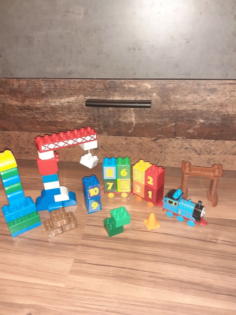 Pociąg z cyferkami dźwig Tomek i przyjaciele jak Lego Duplo