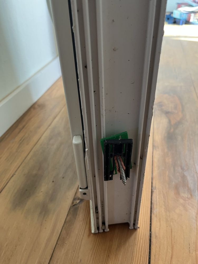 Janela pvc com oscilobatente e pedra