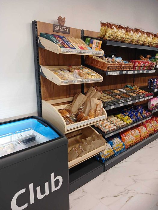 Стелажі з полицями та перфоровані, гачки