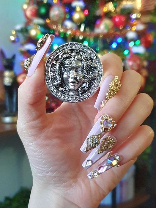 Broche / pregadeira / alfinete de peito medalhão prateado Medusa em 3D