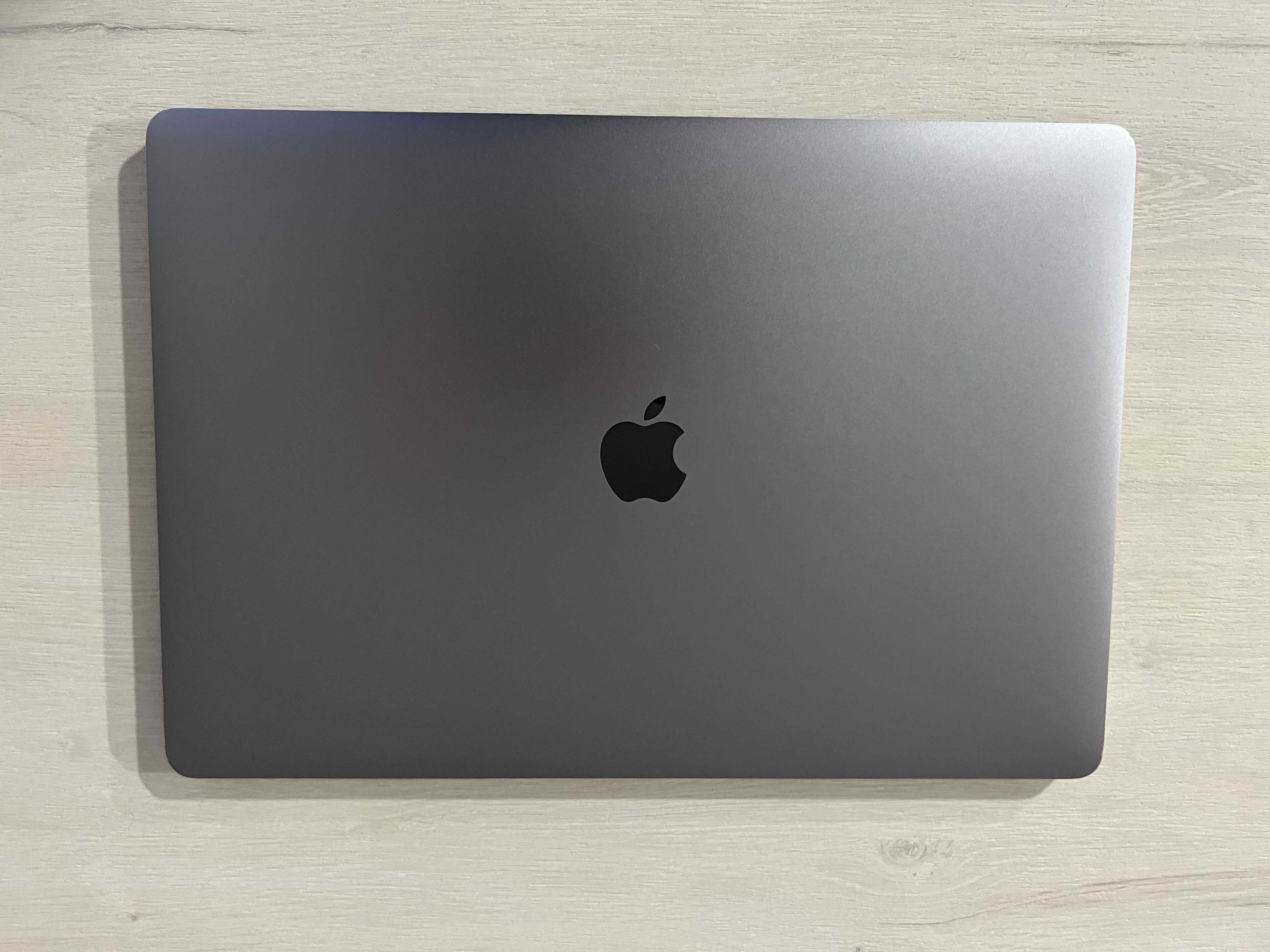 Продам Apple MacBook Pro 15" 2TB (2018), Новая батарея, Комплектация