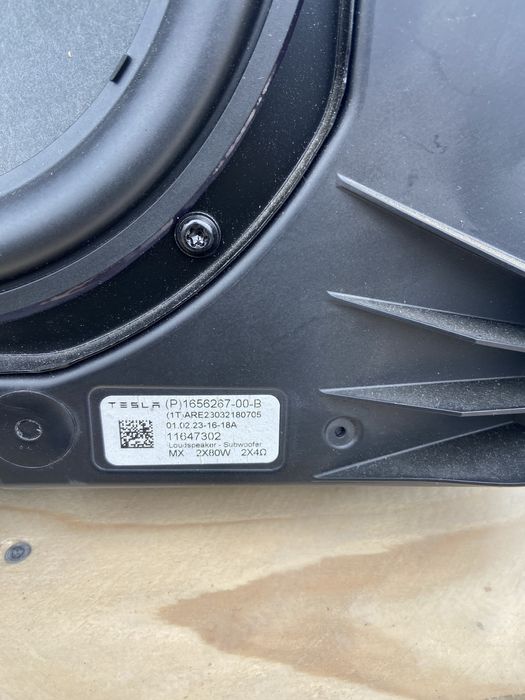 Сабвуфер та підсилювач Tesla Model Y  2023p оригінал