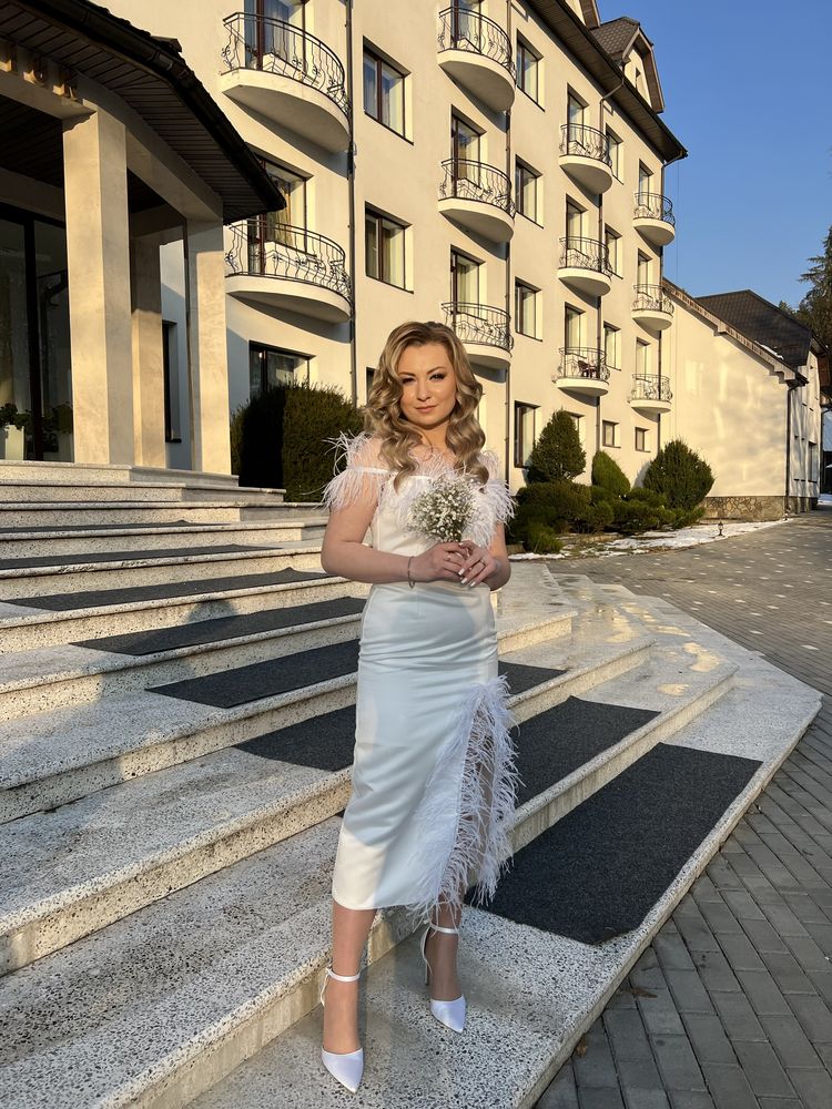 Сукня біла атлас