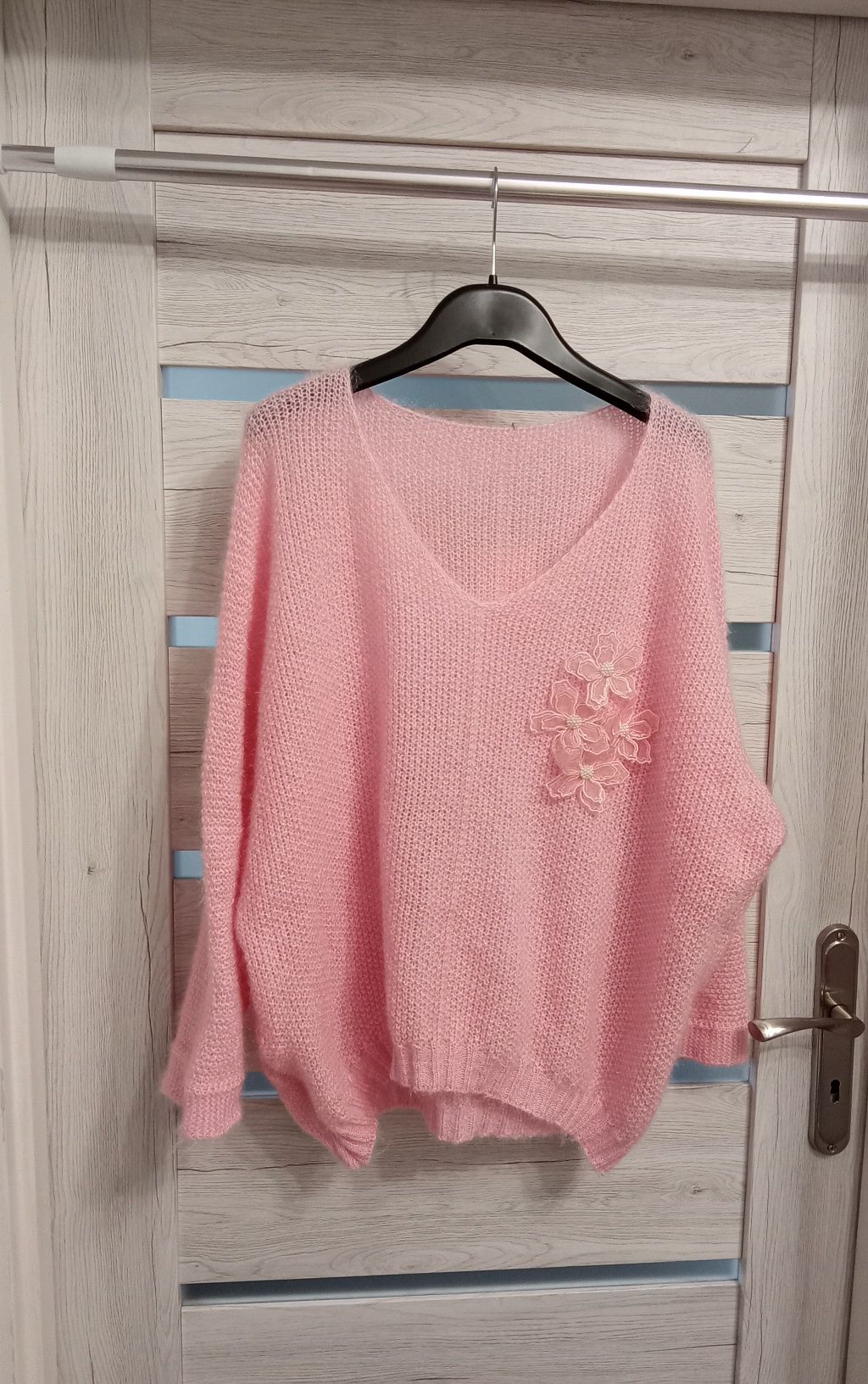 Sweter puchaty z aplikacją 3D