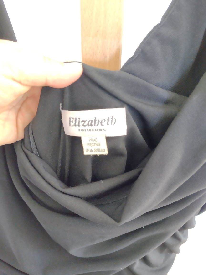 Dopasowana czarna sukienka z marszczeniami firmy ELIZABETH