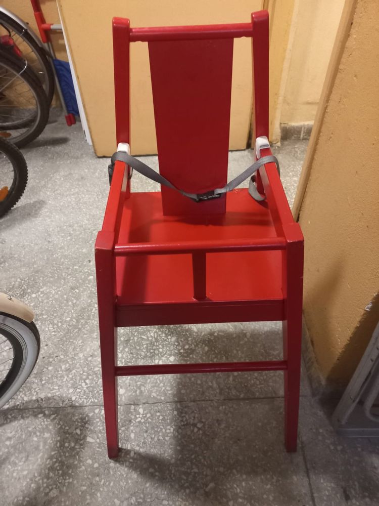 Czerwone krzesełko dla dziecka drewniane vintage
