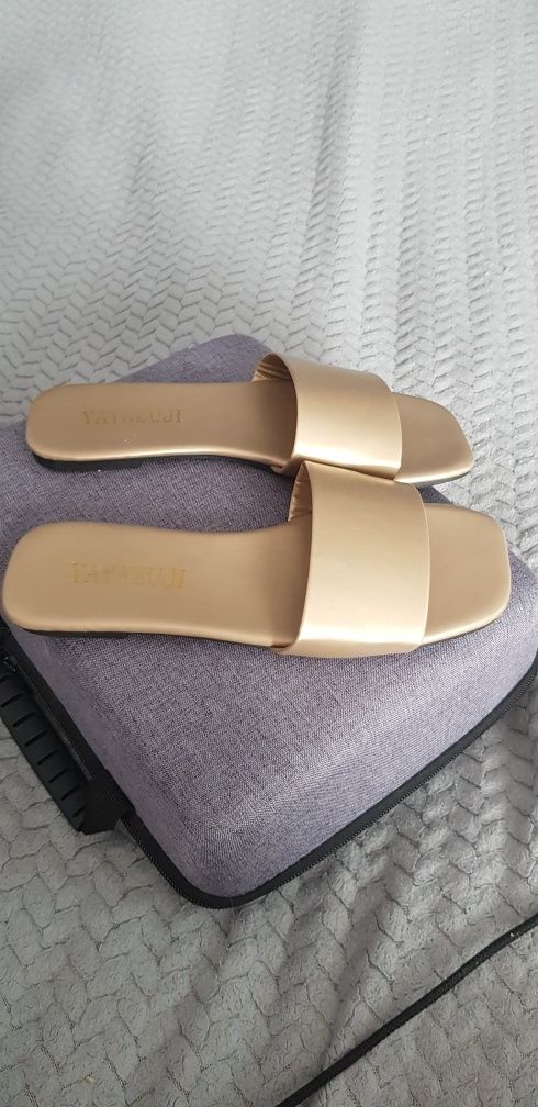 Piękne klapki boho w kolorze złotym r.35
Założone jeden raz,  okazały