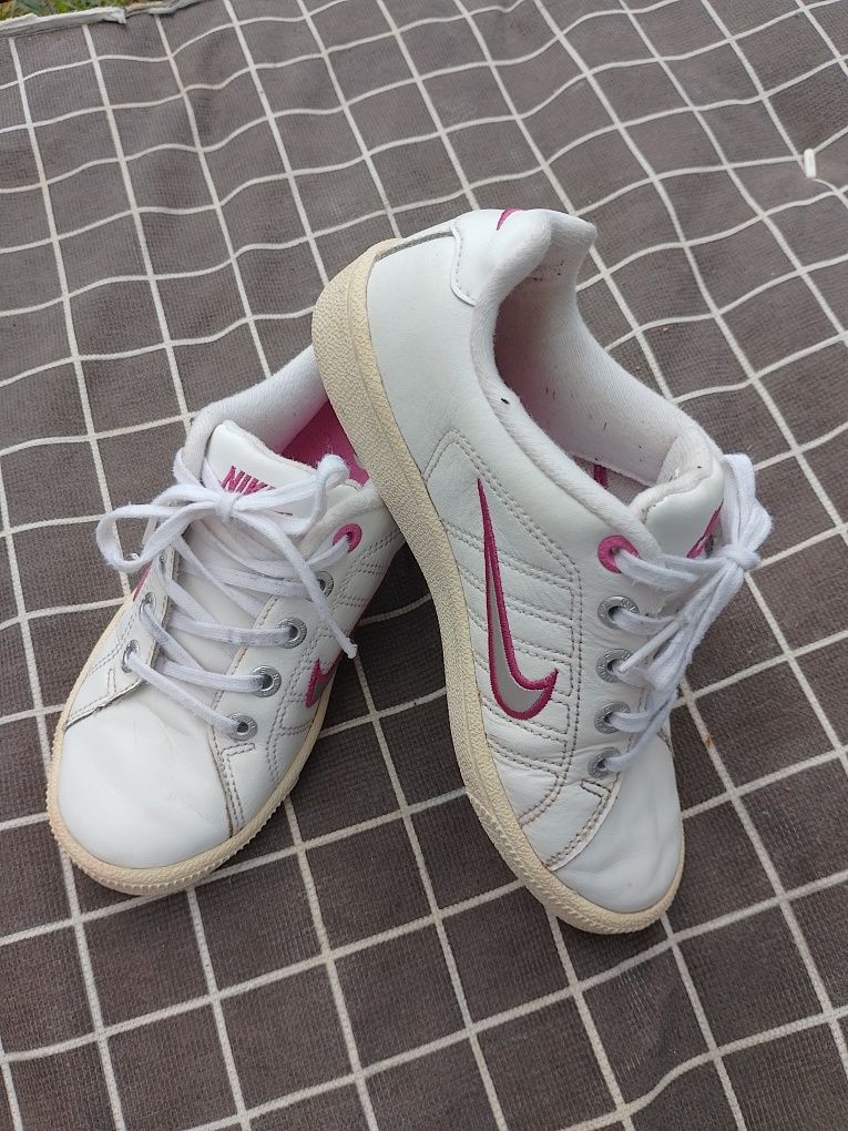 Buty NIKE białe z różowym znaczkiem