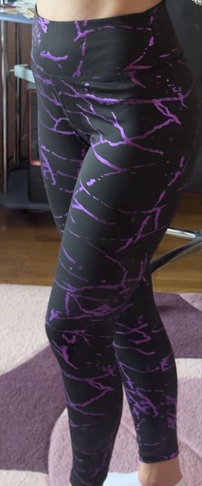 Чорні легінси з фіолетовими вставками