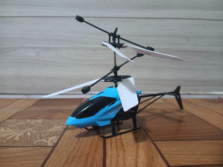 Вертоліт працює від руки