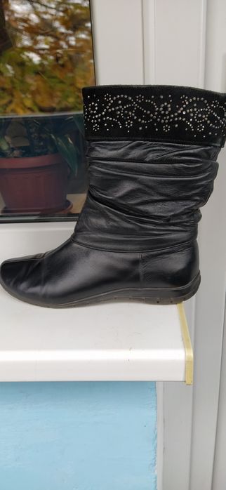 Демисезонные сапожки со стразами