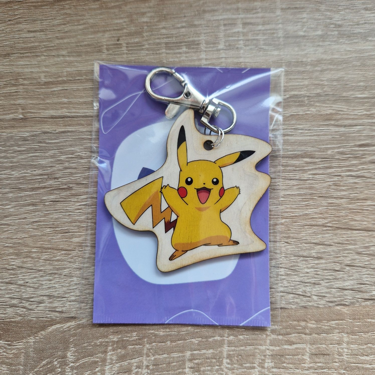 Drewniany breloczek marki Pokemon z Pikachu