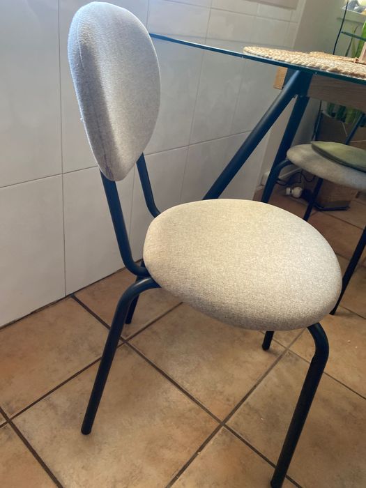 Mesa de vidro e cadeiras