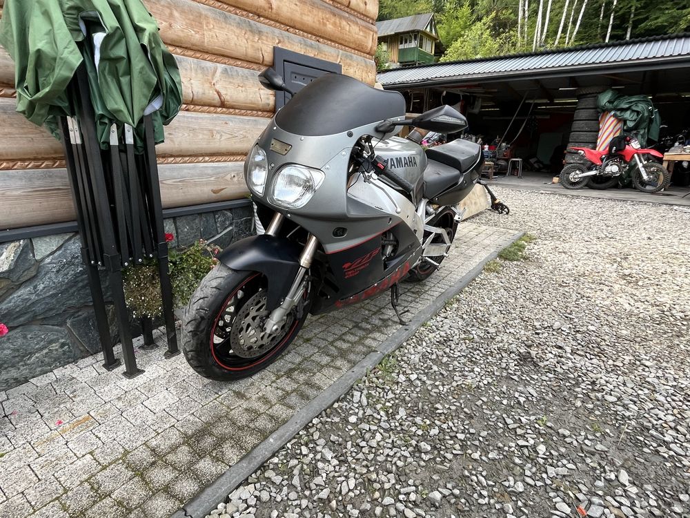Yamaha YZF750 R