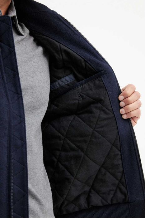 Куртка з колекції ВBOSS. Неутеплена модель виконана з вовняного матері