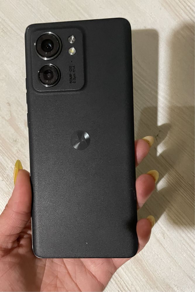 Майже нова Motorola edg40