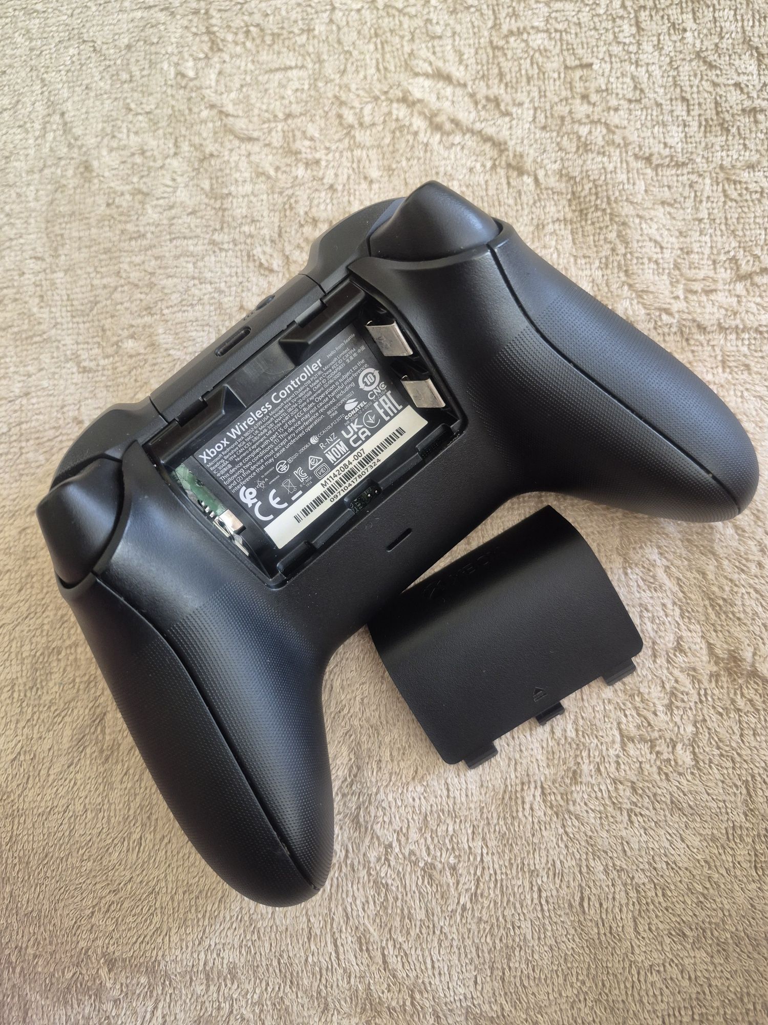Pad do Xbox One SeriesX/S czarny oryginalny, model 1914 w pudelku
