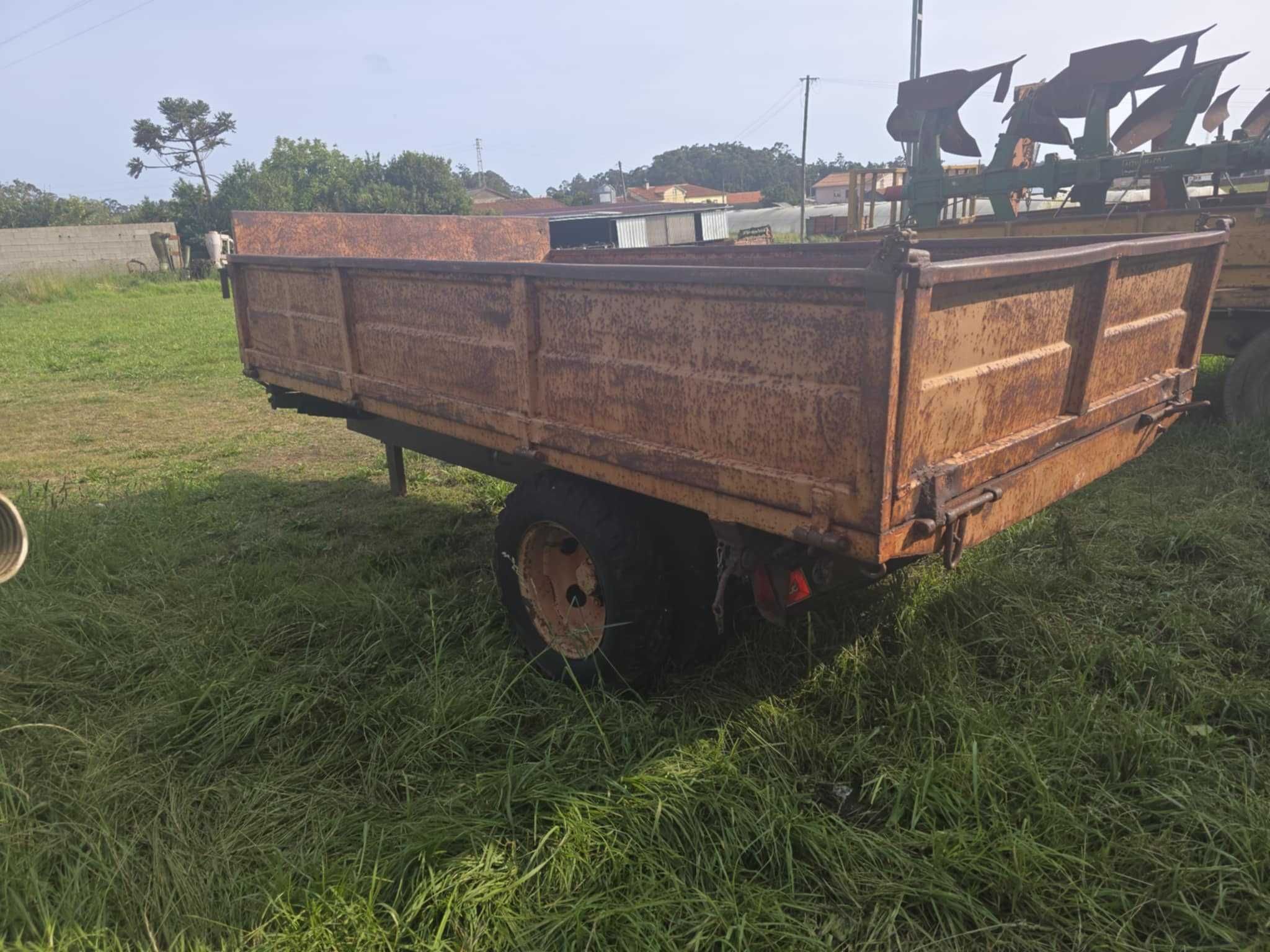 Reboque agricola tribasculante 5000 kg - usado