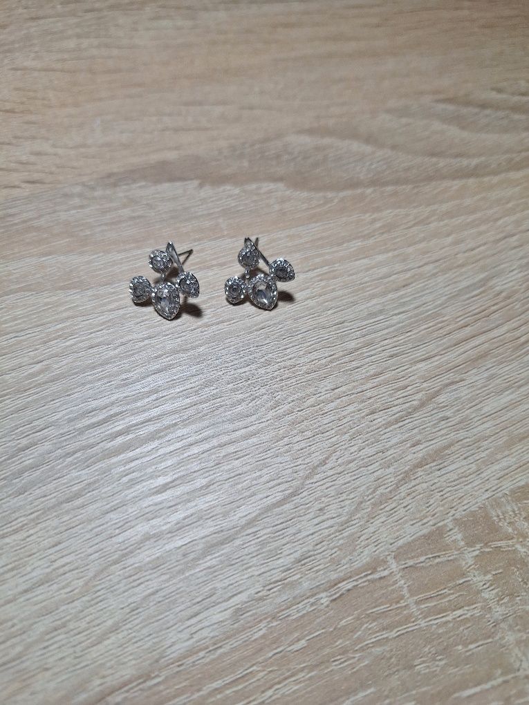 Brincos novos com brilhantes da swarovski