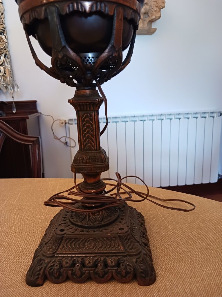 Candeeiro muito antigo com pé em bronze