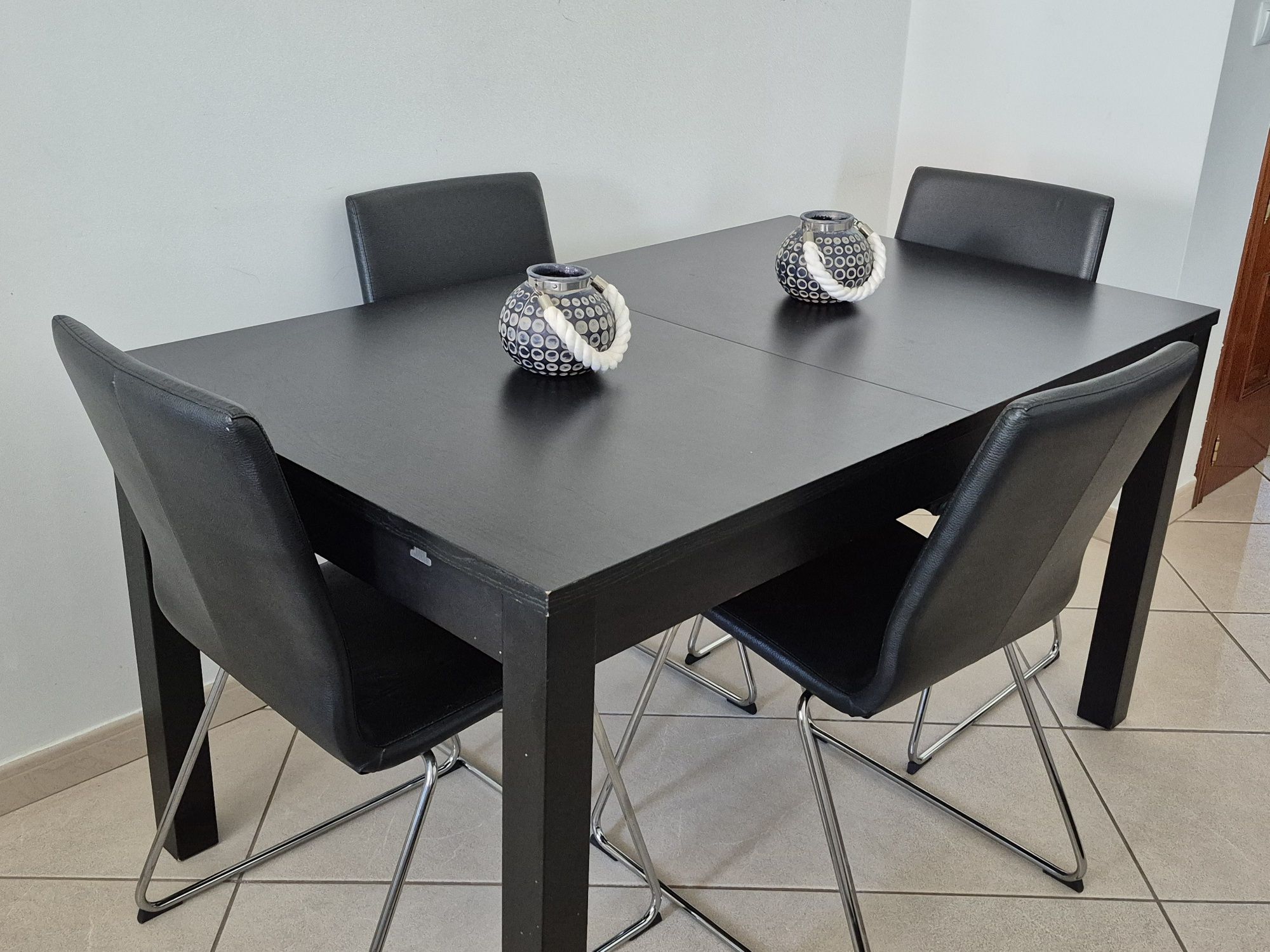 Mesa extensível Ikea com 4 cadeiras.