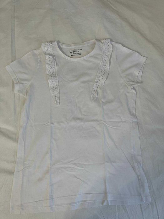 Blusa/ camisola branca básica com renda nos lados, em perfeito estado