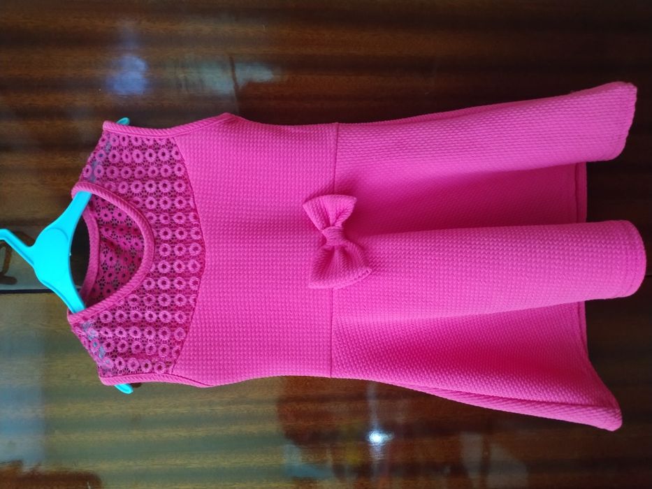 Яркое розовое платье на девочку 2 3 4 года