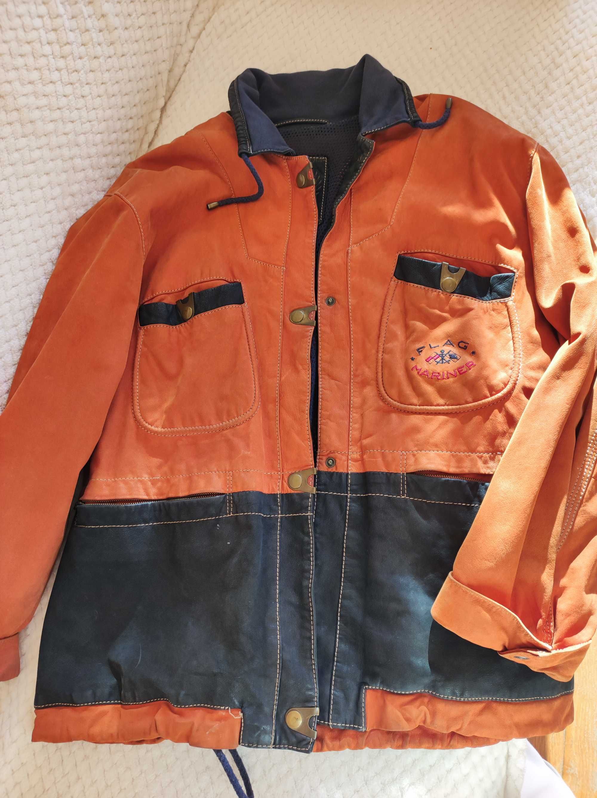 casaco de pele cor de laranja e azul marinho