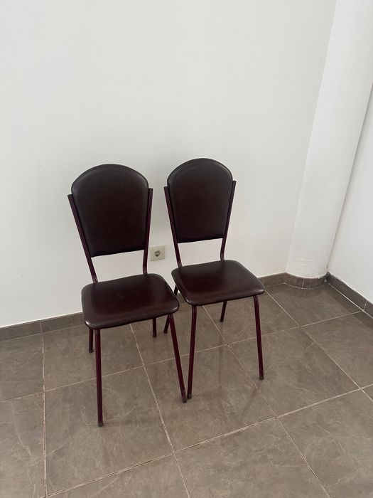 2 Cadeiras de Cozinha Pretas em bom estado