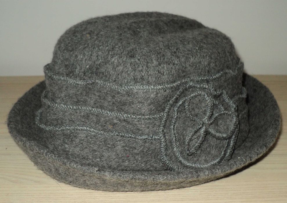 Elegancki kapelusz, damskie nakrycie głowy