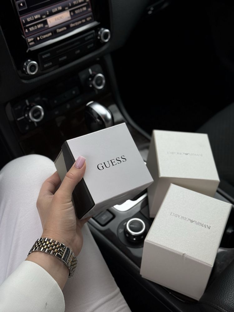 Оригінальній жіночий годинник Guess
