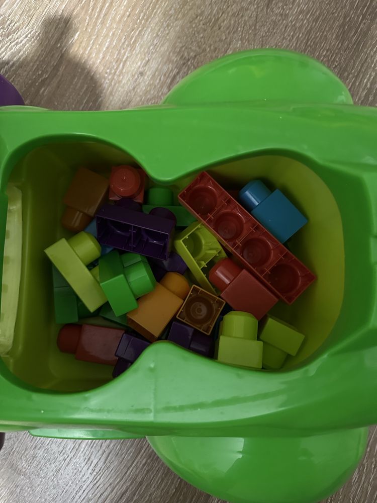 Carrinho com legos