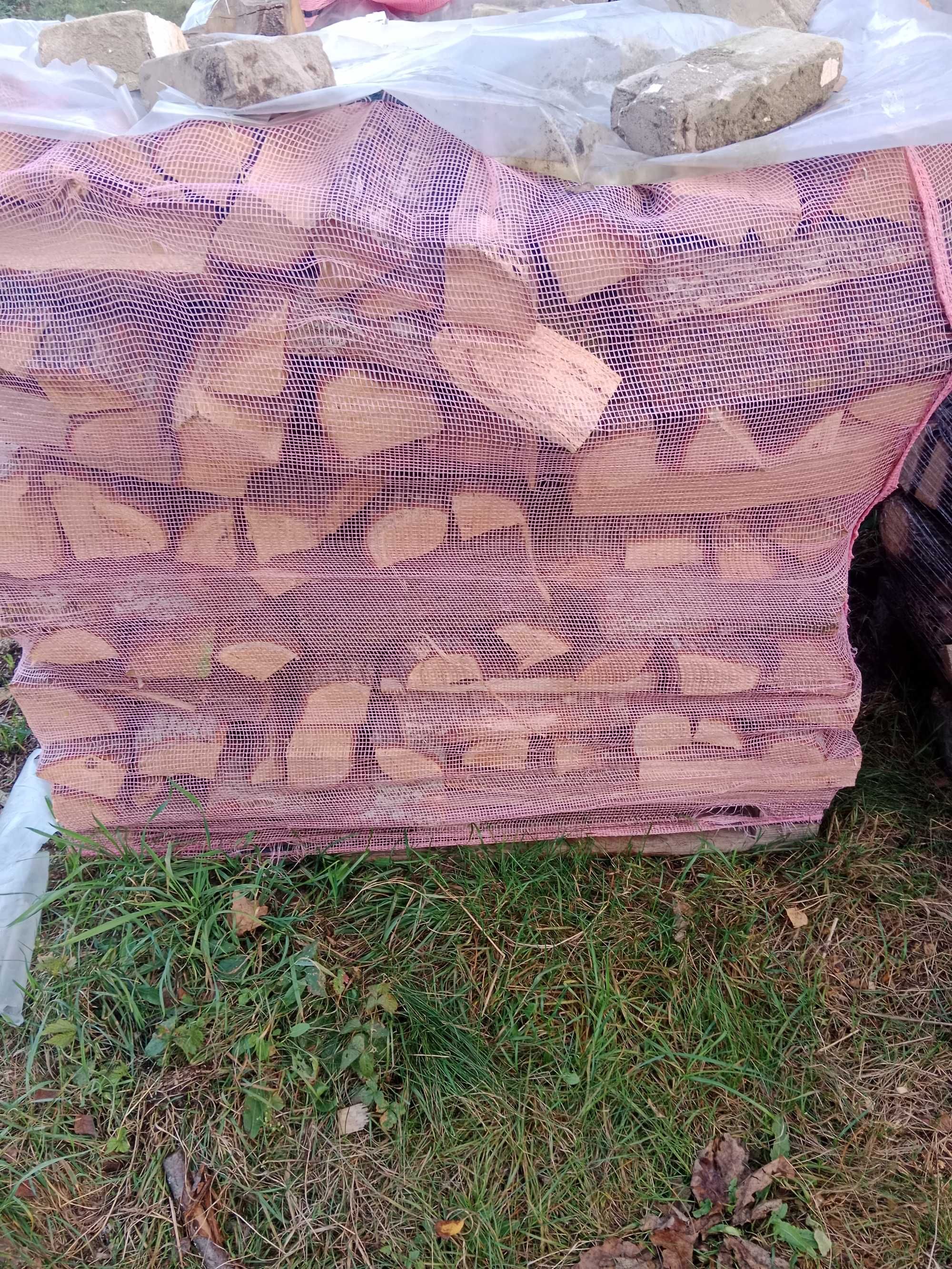 Drewno kominkowe na pakietach