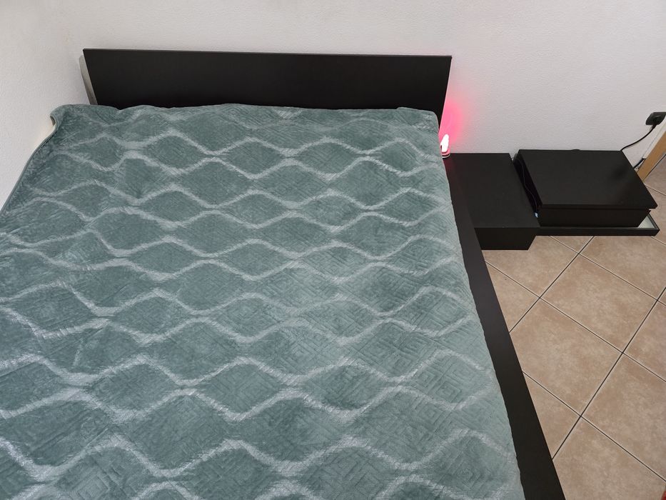 Cama casal (est. 2.00x2.00 s/ colchão), 2 mesa cab., madeira c.mogno