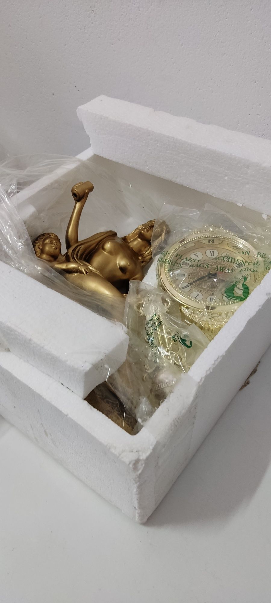 Relógio com pêndulo em cerâmica dourado