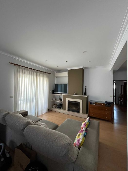 Excelente T3 em Nogueira – 160 m², 2 WCs e Garagem!