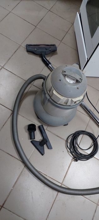 Продам итальянский  очень мощный хороший пылесос