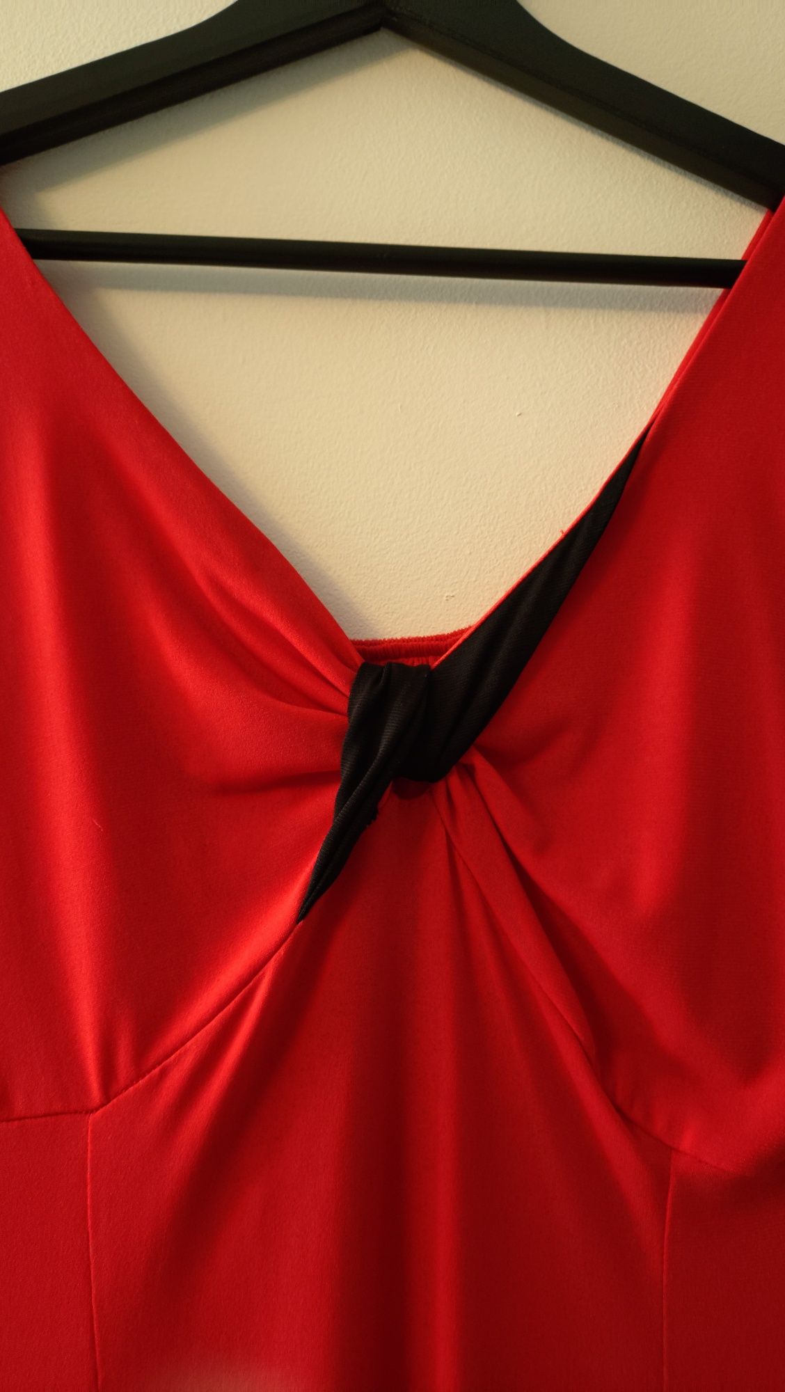 Czerwona sukienka plus size lejacy materiał