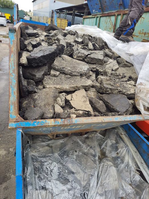 Подсыпка на дорогу, куски асфальта.