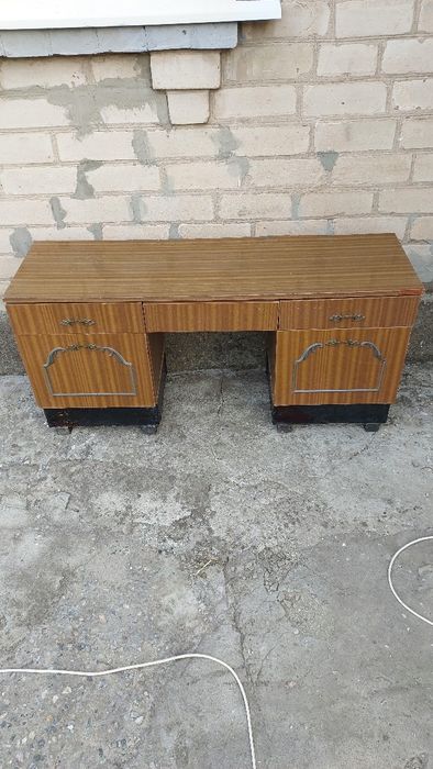 Комод  и тумбочка. Шкаф. Стул.