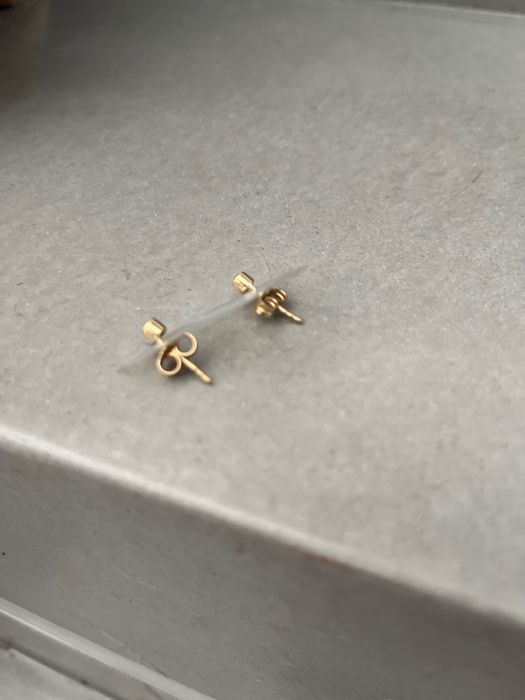 Złote sztyfty z czarnym onyxem TOUS