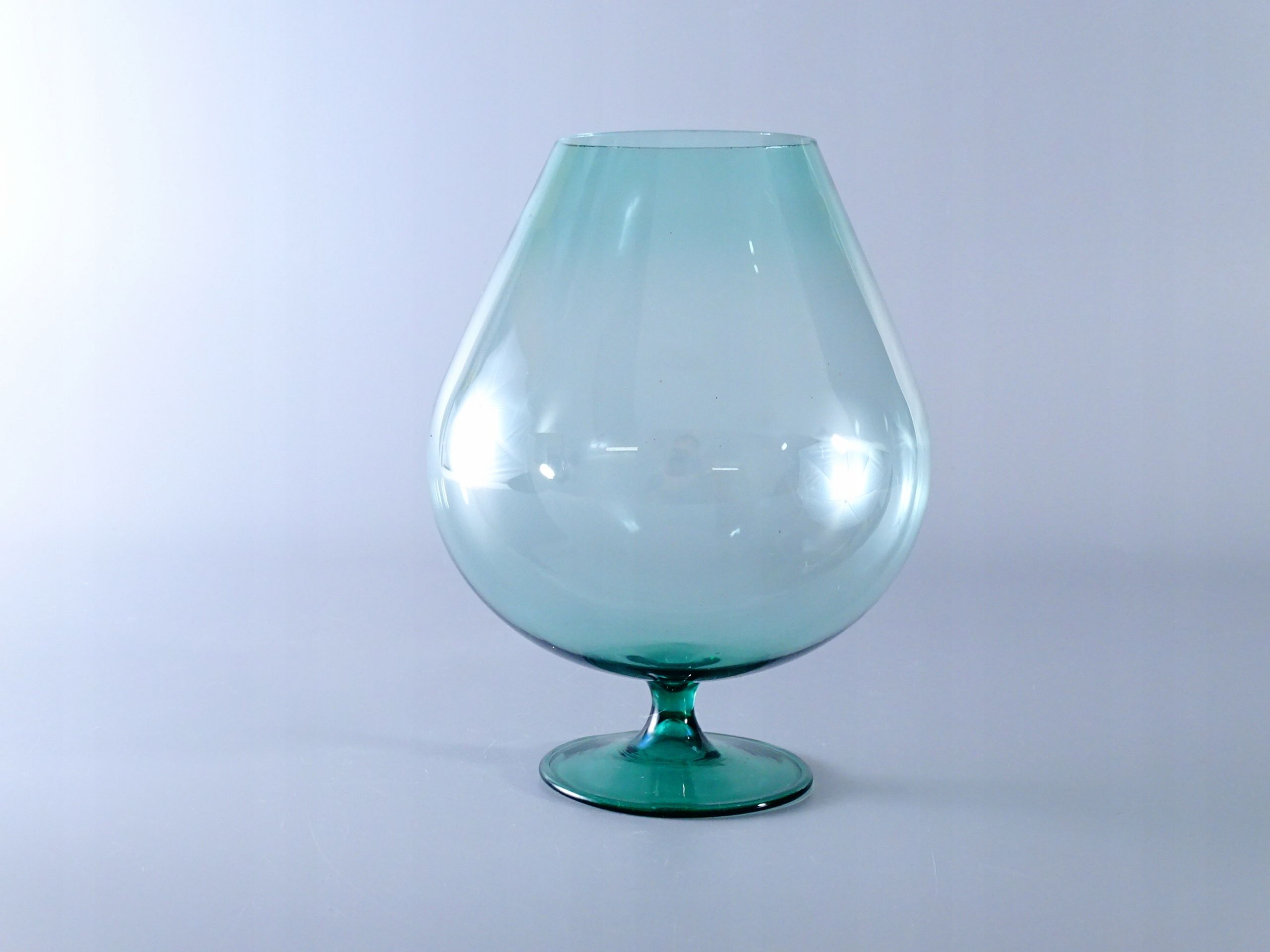 lata 60/70 szklany delikatny wazon zielony kielich