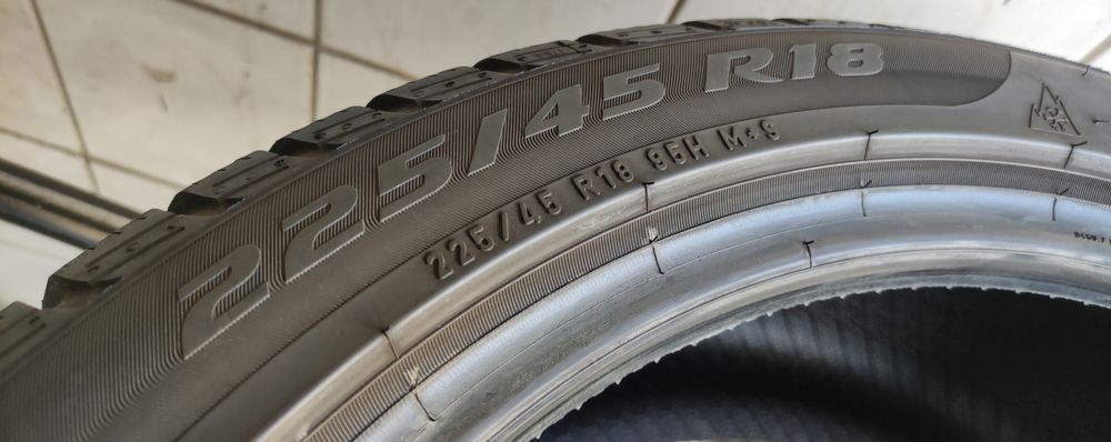 2x 225/45R18 Pirelli SottoZero 3 Winter D/B/72dB 6,41mm