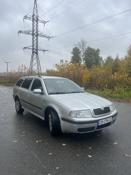 Skoda Octavia Tour 2002р, 2.0 МРі бензин в гарному стані .