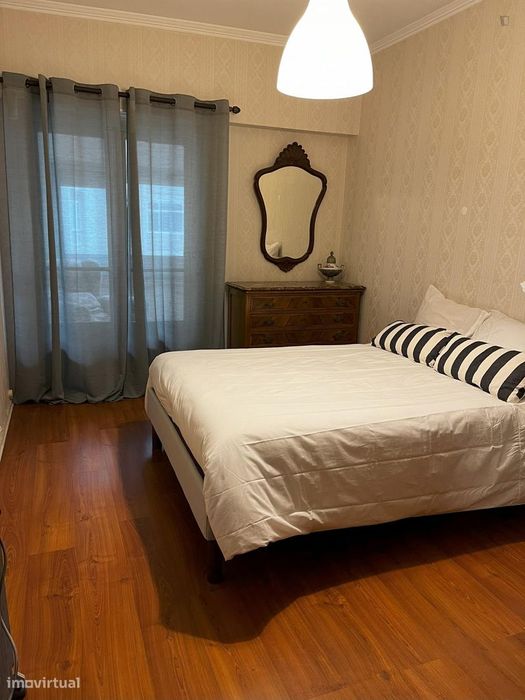 787301 - Quarto com cama de casal em casa com 4...