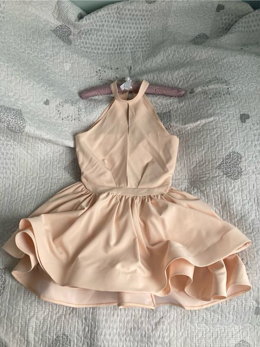 Pudrowa sukienka na bal