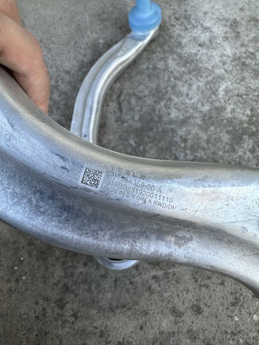 Поворотний кулак передній, цапфа, банан Model 3 Tesla
