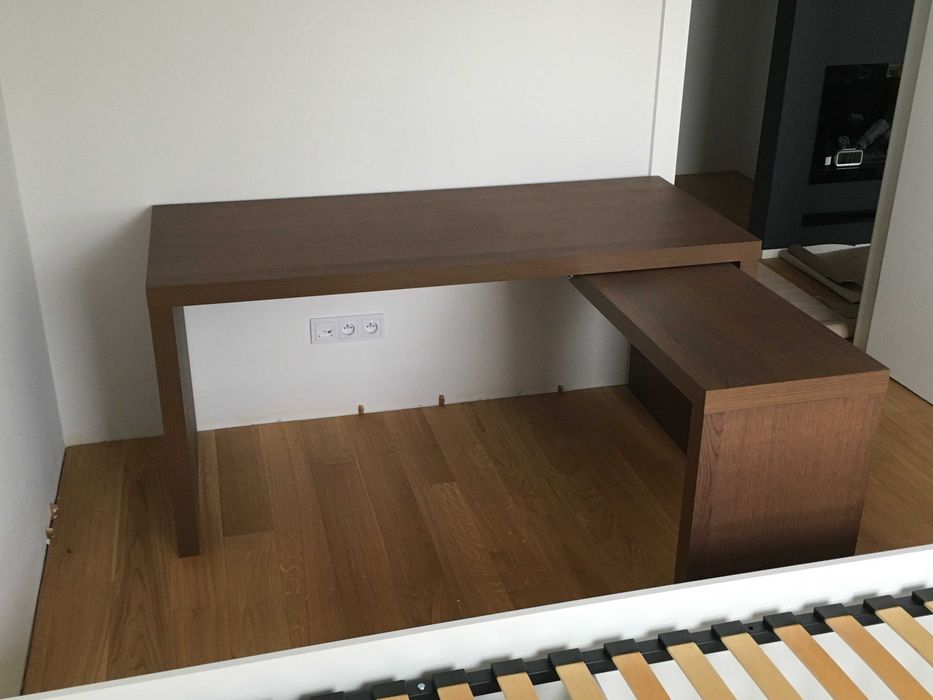 Biurko MALM z panelem bocznym wysuwanym - IKEA plus komoda pod biurko