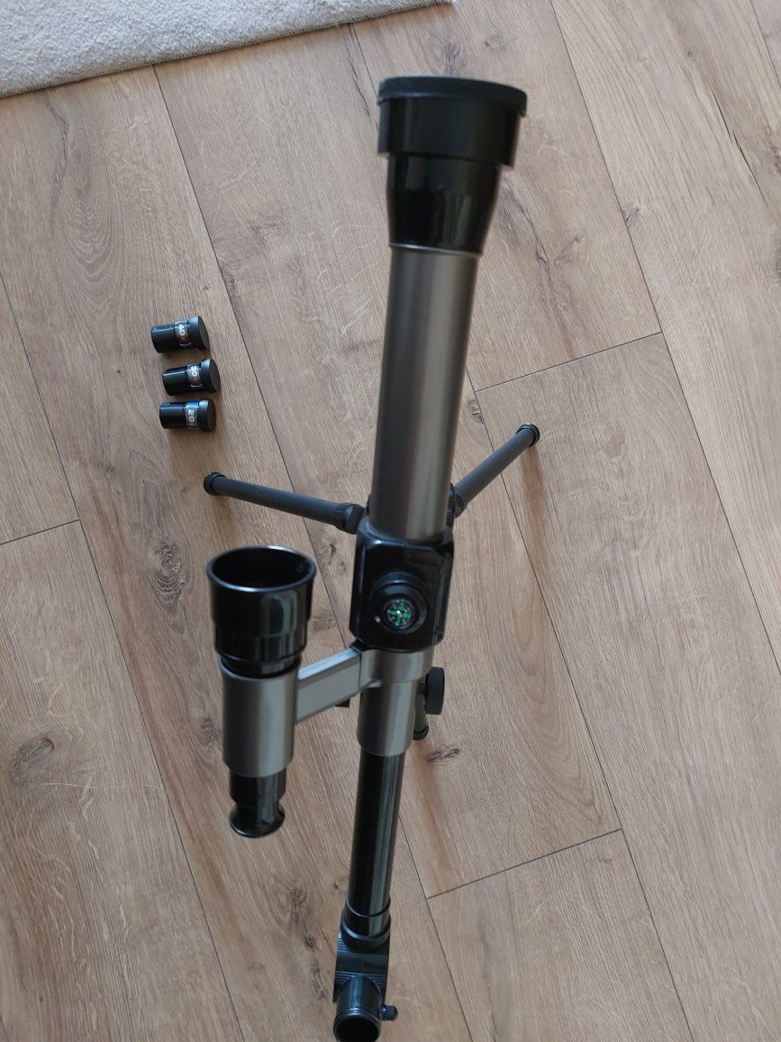 Teleskop astronomiczny z podstawka